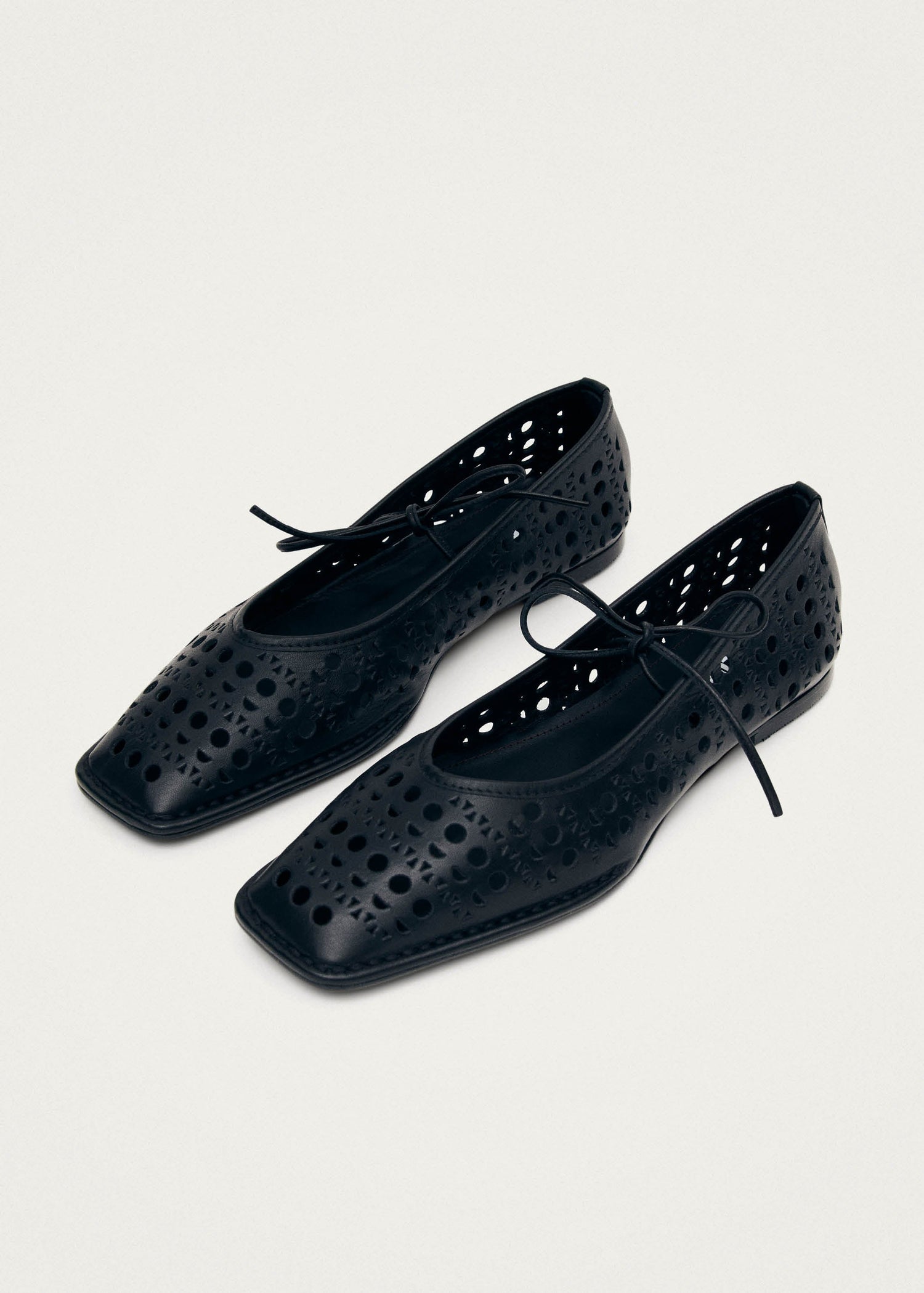 Sway Slit Leather Ballet Flats Black