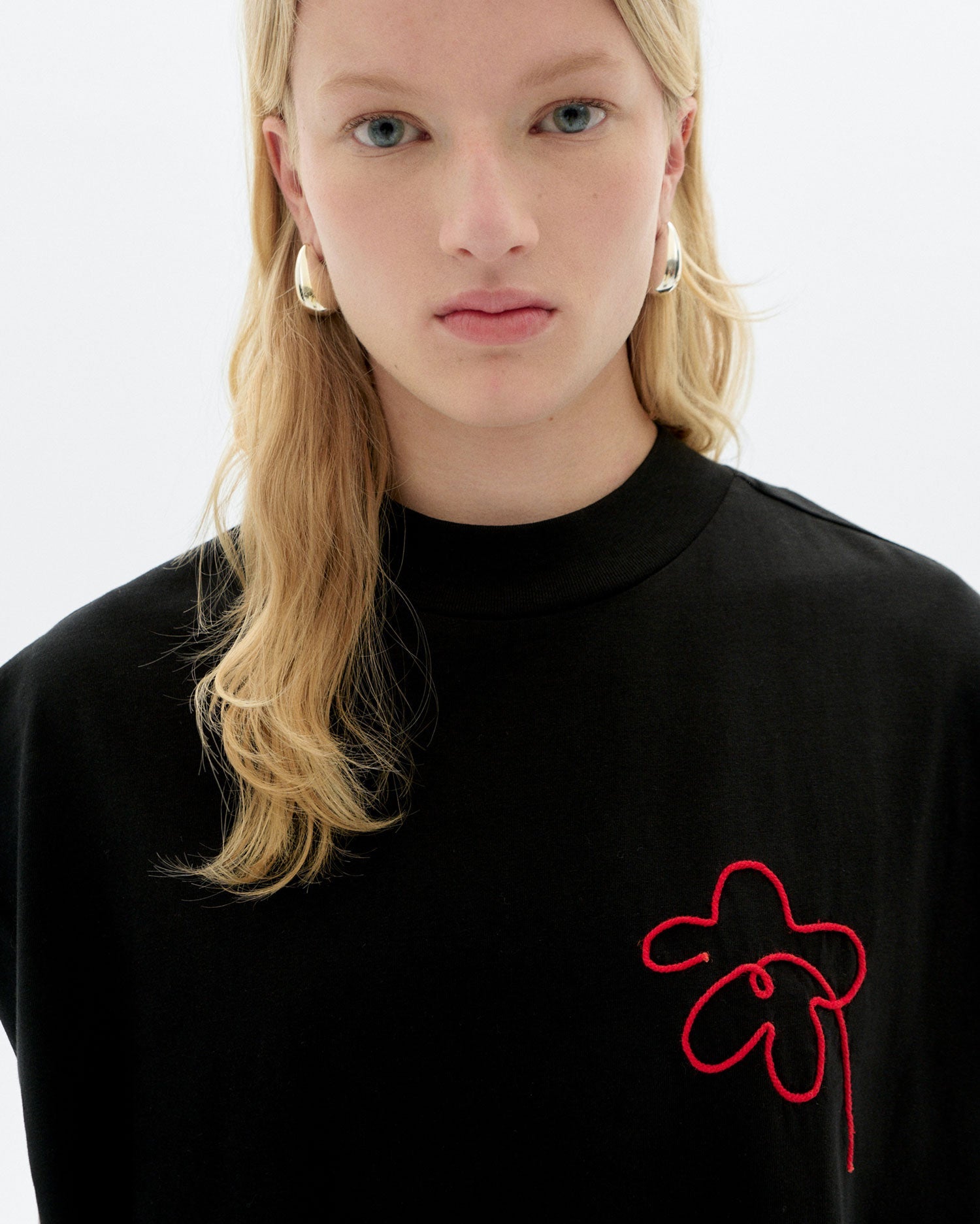 Volta T-Shirt Hand Embroidered Flower