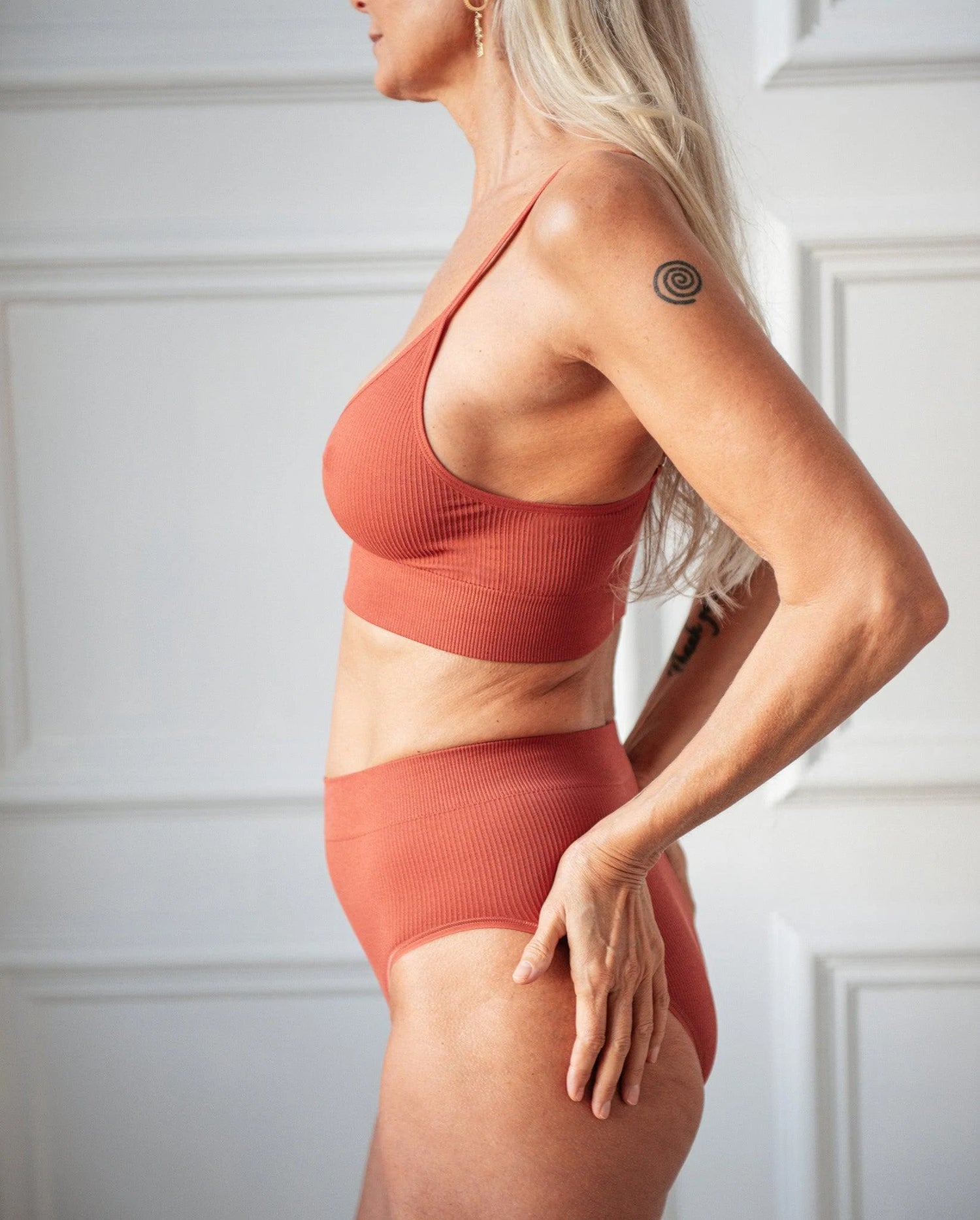 Naadloze geribbelde high -cut -slip ruby rebel
