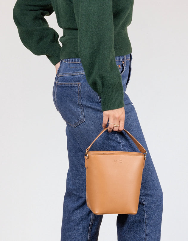 Bobbi Midi Bucket tas Cognac, Vegan Uppeal™