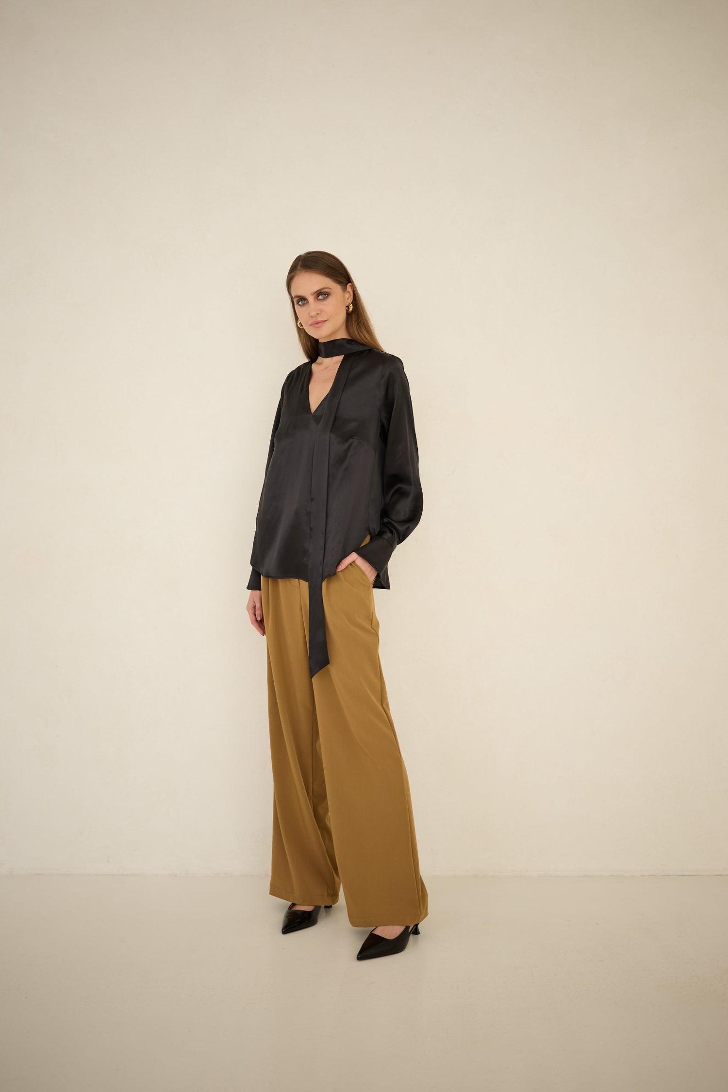 Enteliér Zijden Blouse met Ceintuur Zwart