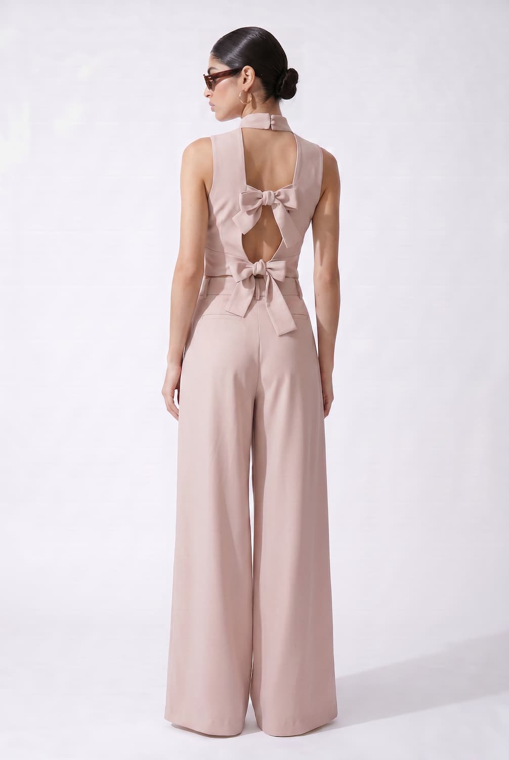 magnific__generate-a-full-body-luxury-studio-fashion-photo-f__25275.jpg?v=1779789017