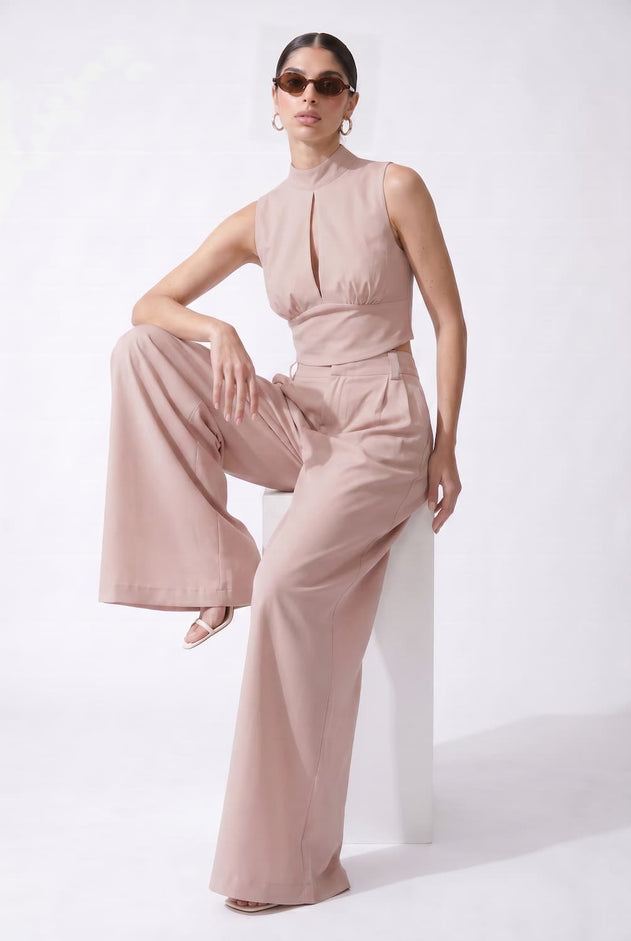 magnific__generate-a-highend-luxury-studio-fashion-photokeep__62783.jpg?v=1779789017