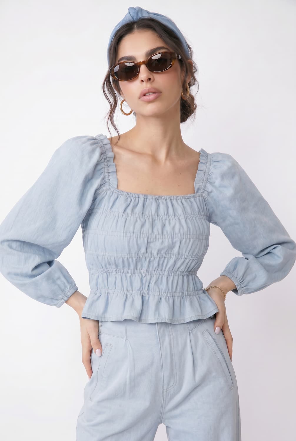 magnific__generate-a-luxury-studio-fashion-photo-waist-up-cr__36143.jpg?v=1779820480