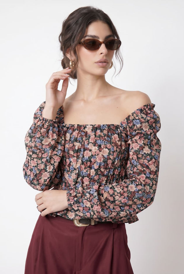 magnific__pgenerate-a-luxury-studio-fashion-closeup-photocri__25310.jpg?v=1779818938