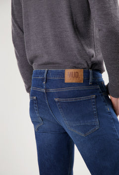 men-sustainable-jeans-bryce-mid-straight-rustic-blue-detail-winter.jpg?v=1747398170