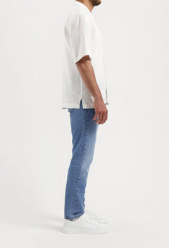 men-sustainable-jeans-hank-mid-tapered-medium-aged-full-body-side-summer.jpg?v=1758639269