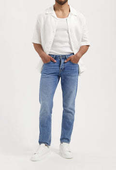 men-sustainable-jeans-hank-mid-tapered-medium-aged-full-body-summer.jpg?v=1758639269