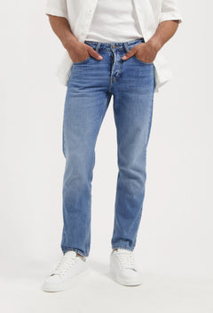 men-sustainable-jeans-hank-mid-tapered-medium-aged-half-body-front-summer.jpg?v=1758639270
