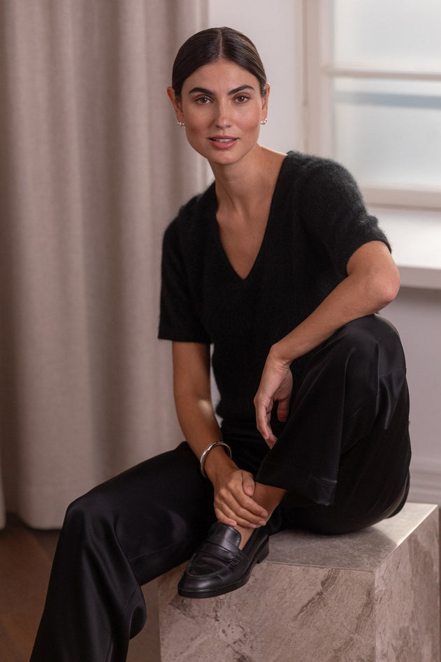 musta_lyhythihainen_kashmirneule_v-kaula-aukolla.jpg?v=1769169843