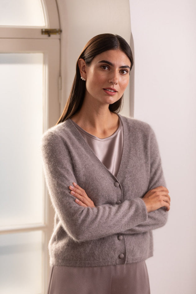 nougat_pitkahihainen_v-kaula-aukollinen_kashmirneuletakki.jpg?v=1769169768