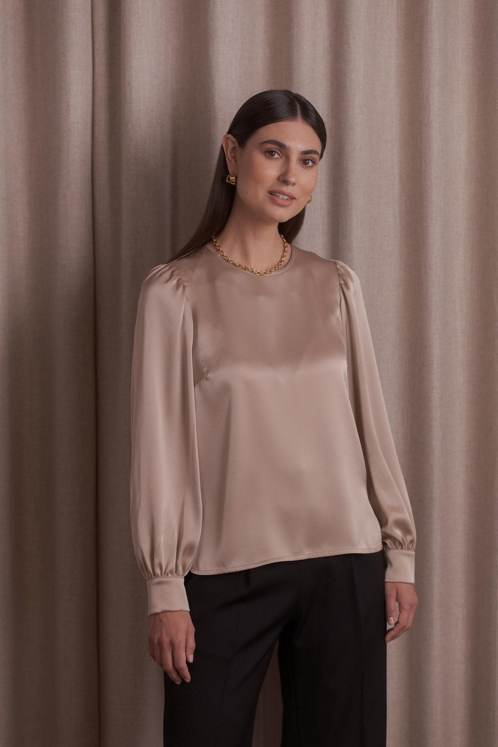 pitkahihainen_satiinipaita_puhvihihalla_latte.jpg?v=1764151170