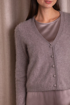 pitkahihainen_v-kaula-aukollinen_kashmirneuletakki_nougat.jpg?v=1769169768