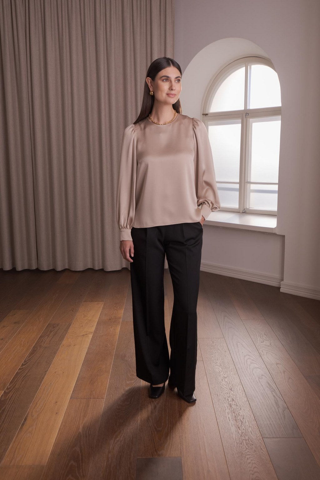 puffihihallinen_satiinipaita_latte.jpg?v=1764151169