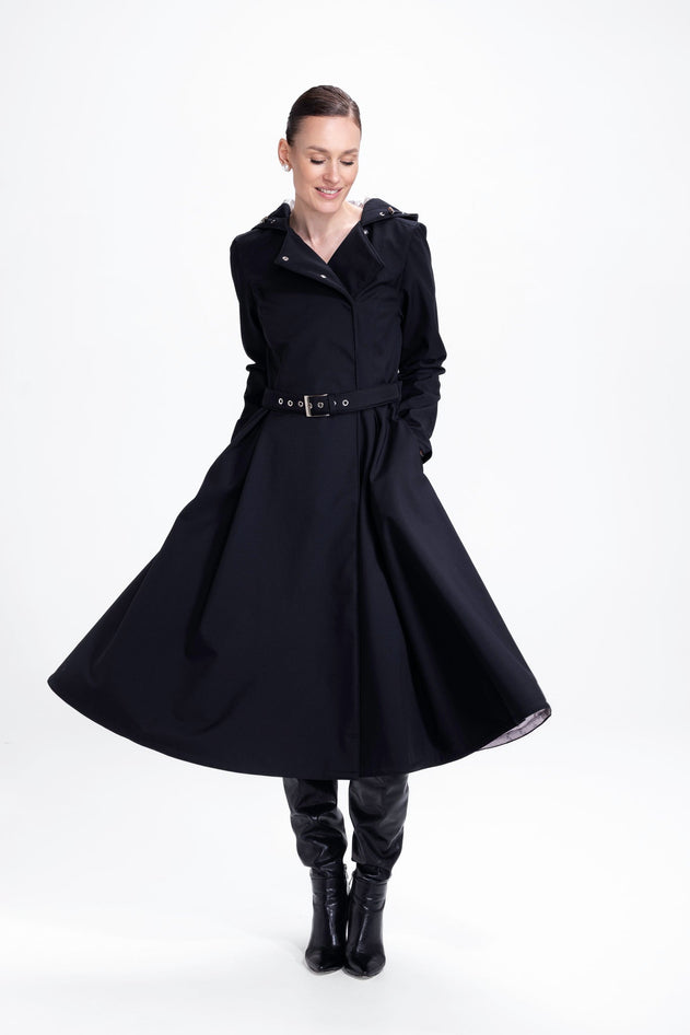 rainsisters-coat-queen-of-spade-waterproof-black-in-motion.jpg?v=1779056374