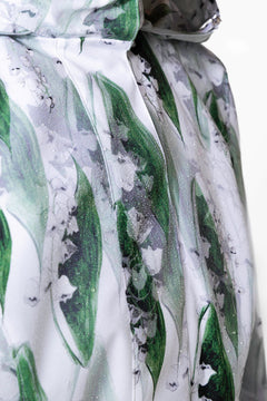 rainsisters-coat-whispers-of-may-waterproof-white-floral-close-up.jpg?v=1779058192