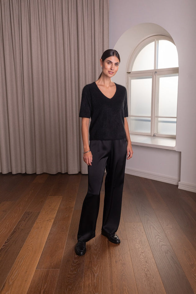 short_sleeve_v-neck_sweater_black.jpg?v=1769169843