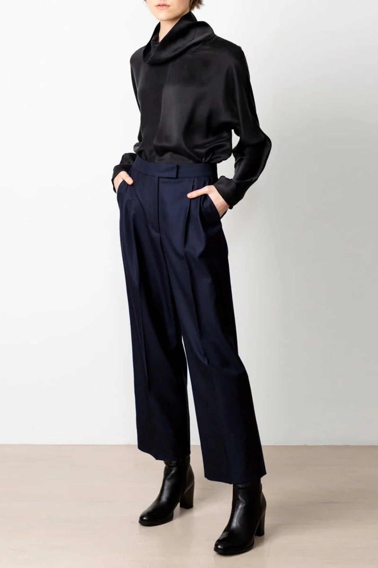 Swipe Cropped Pants Navy Blue - Studio Heijne