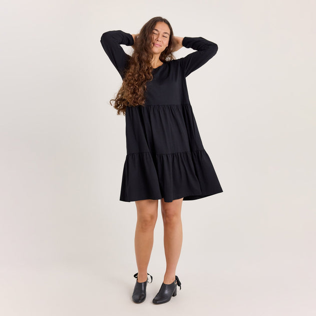 tamsilk-5039-frilla-midipituus-musta-1800x1800.jpg?v=1758804948