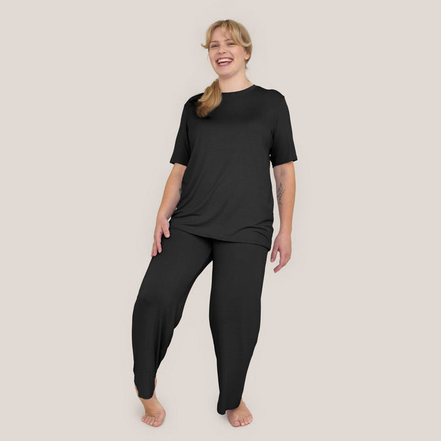 tamsilk-6058-rento-lyhythihainen-pyjamapaita-musta-6059-rento-pyjamahousut-musta-1-1800x1800.jpg?v=1768997467