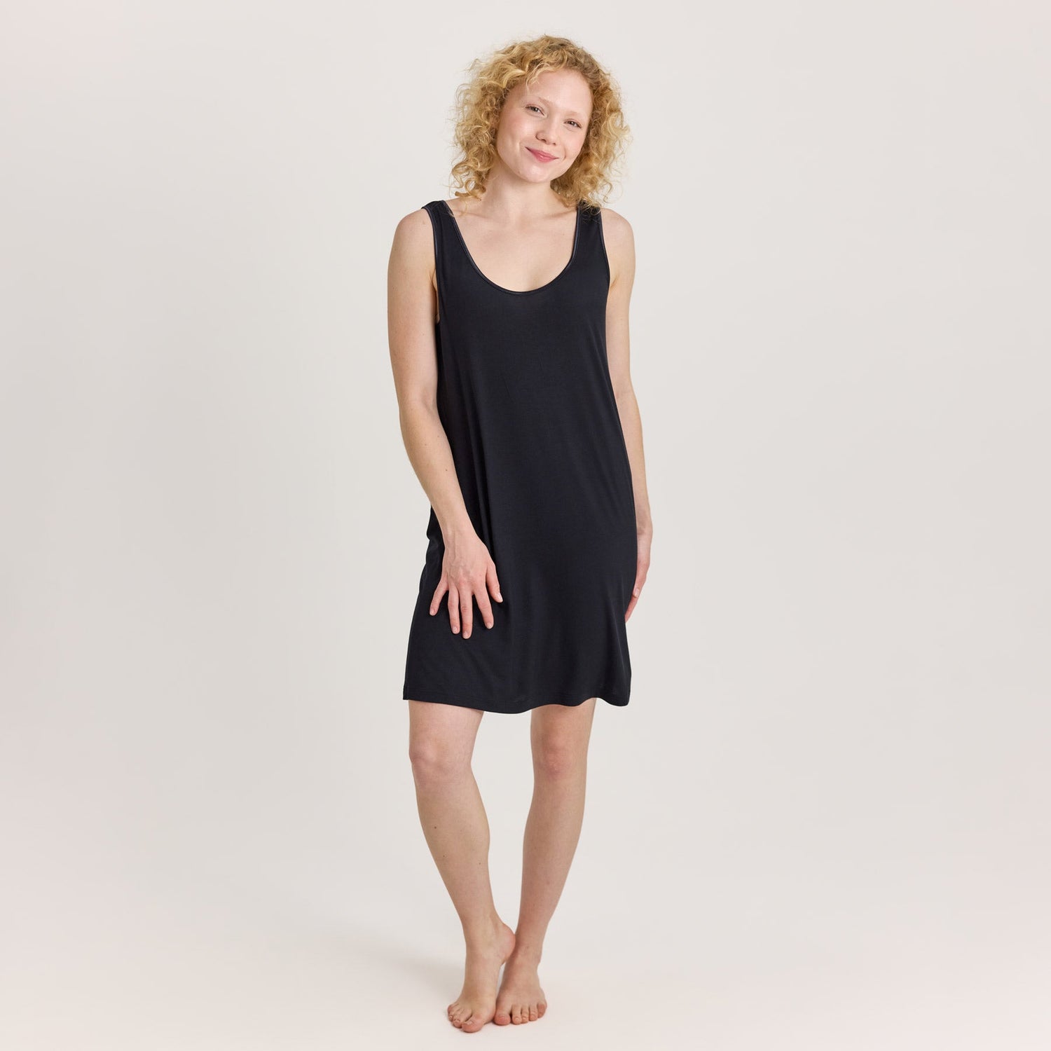 tamsilk-6066-alusmekko-bambu-musta-1-1800x1800.jpg?v=1763974797