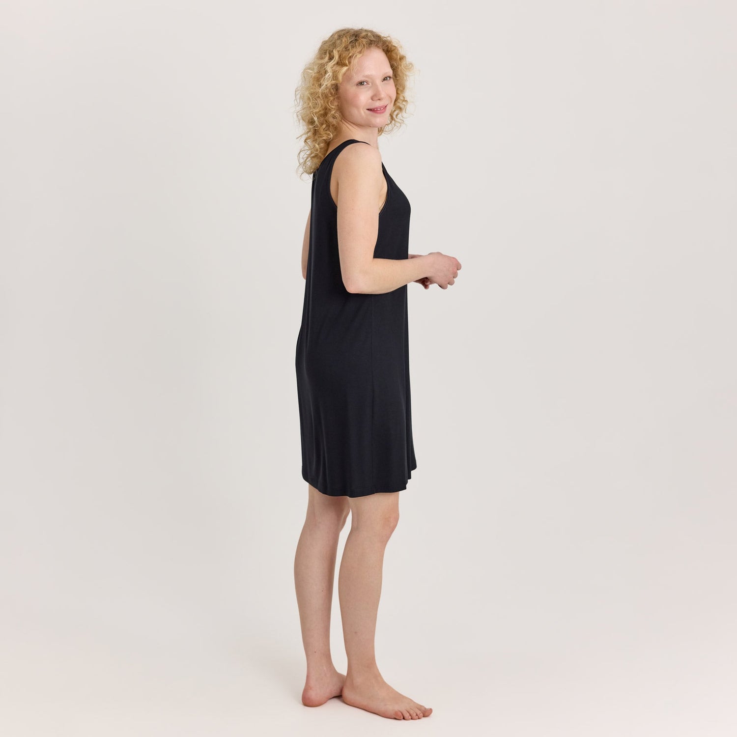 tamsilk-6066-alusmekko-bambu-musta-1800x1800.jpg?v=1763974797