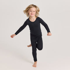 tamsilk-6311-hento-lasten-pitkahihainen-paita-musta-6310-hento-lasten-pitkikset-musta-1800x1800_181d18d1-db05-4cf0-8bfc-c39efdb67074.jpg?v=1761035445