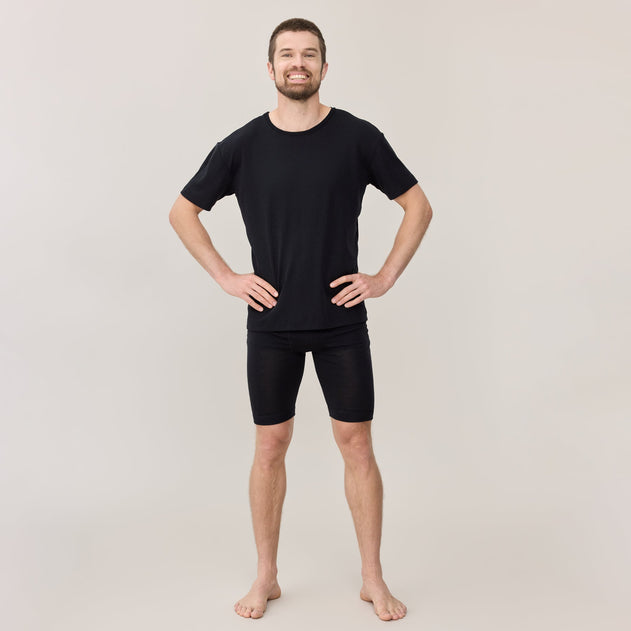 tamsilk-miesten-klassikko-tpaita-merinosilkki-9042-lahjehousut-merinosilkki-9026-musta-1800x1800_1b96036e-21c2-42ca-aba5-b09e1d7b8be2.jpg?v=1761811113