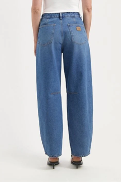 women-sustainable-jeans-demi-high-balloon-medium-aged-half-body-back-summer.png?v=1772201634