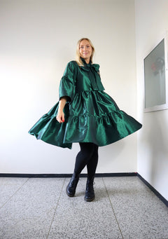 Weelderige jurk met strikkraag Groen