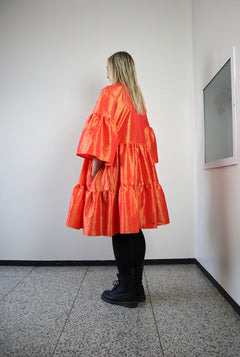Weelderige jurk met strikkraag Oranje