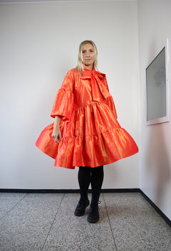Weelderige jurk met strikkraag Oranje