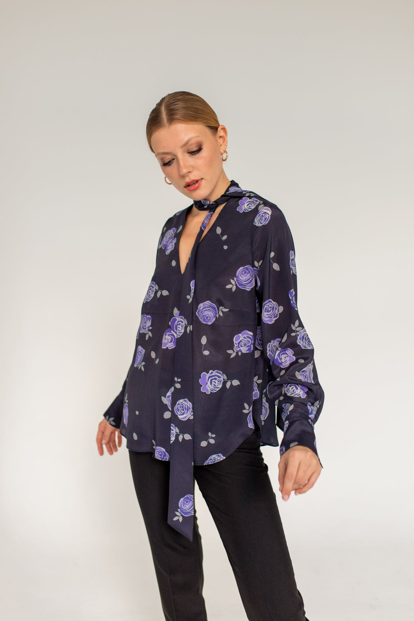 Zijdeblouse met een sjerp roos