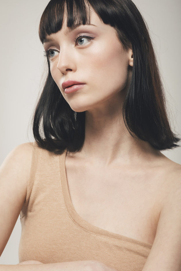 Een schouder jumpsuit in lichtbruin