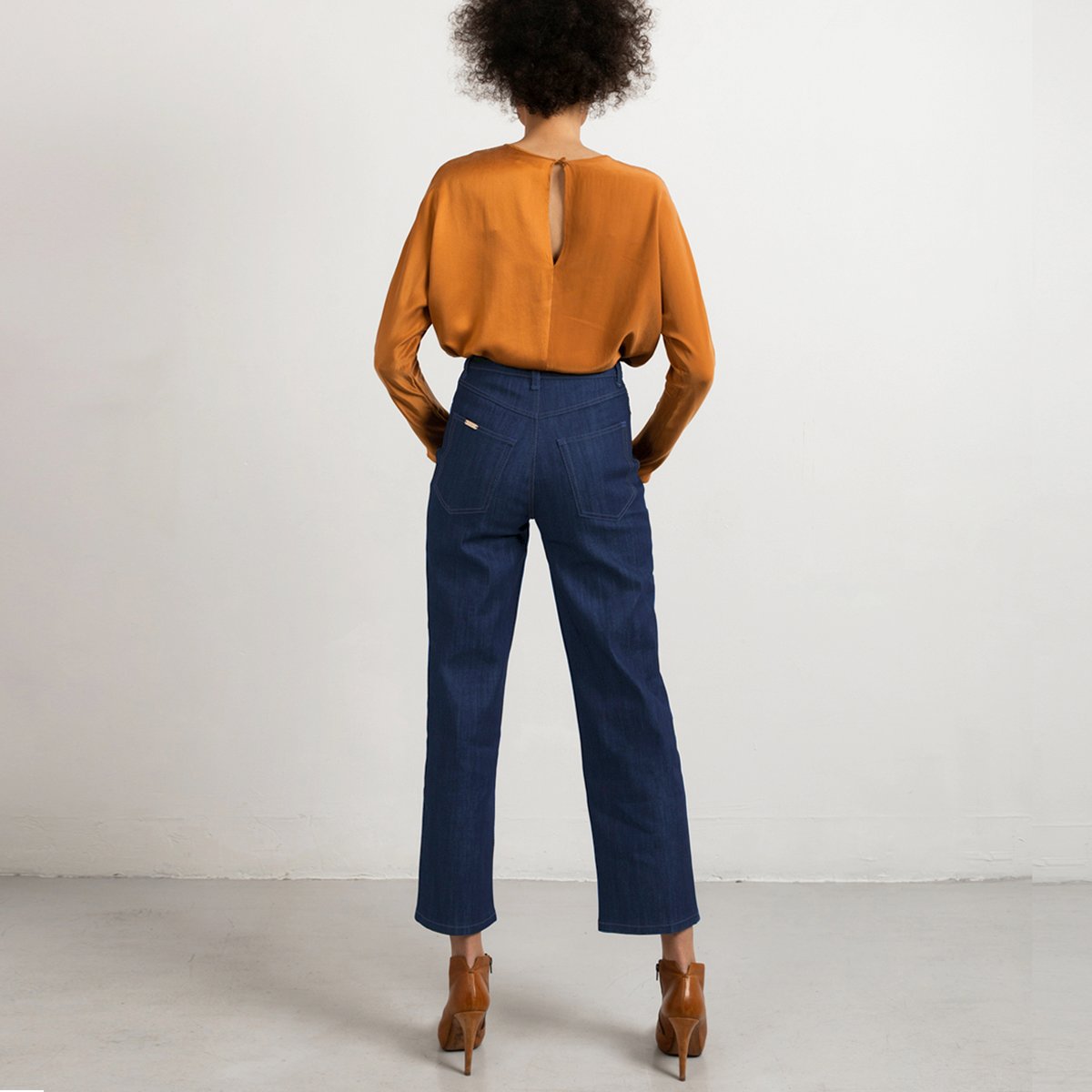 Middenblauwe jeans met wijde pijpen en zandstiksels