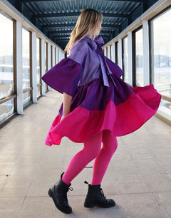Weelderige jurk met boogkraag gestreepte lila