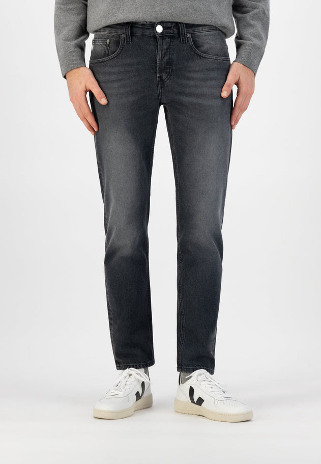 Regelmatige dunn jeans gedragen zwart